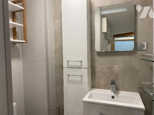 Châlons Plein Centre Ville, appartement avec ascenseur comprenant :
séjour avec cuisine ouverte équi