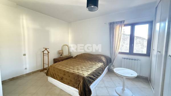 Apt (84400) Ensemble immobilier composé de deux appartements