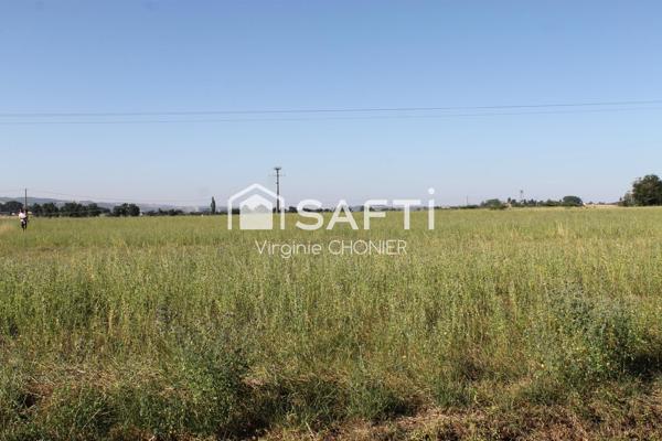 Terrain constructible  1950m2 plat, vue dégagée.