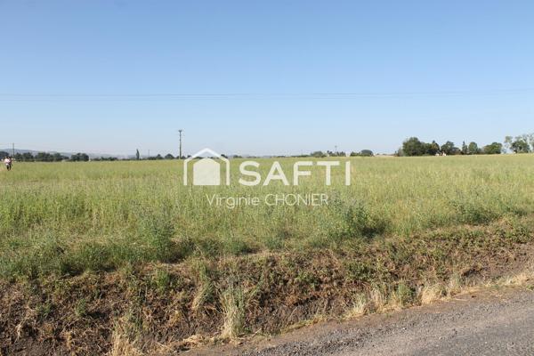 Terrain constructible  1950m2 plat, vue dégagée.