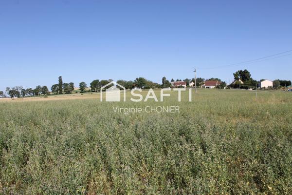 Terrain constructible  1950m2 plat, vue dégagée.