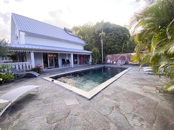 Maison à vendre 9 pièces de 200 m2 avec dépendances, Jardin et piscine - BRAS PANON (974)