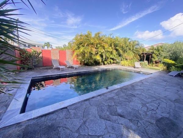 Maison à vendre 9 pièces de 200 m2 avec dépendances, Jardin et piscine - BRAS PANON (974)