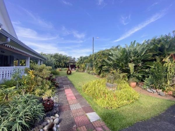 Maison à vendre 9 pièces de 200 m2 avec dépendances, Jardin et piscine - BRAS PANON (974)