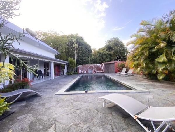 Maison à vendre 9 pièces de 200 m2 avec dépendances, Jardin et piscine - BRAS PANON (974)