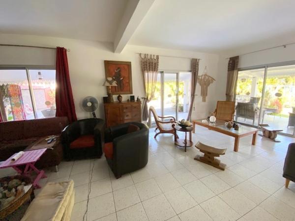 Maison à vendre 9 pièces de 200 m2 avec dépendances, Jardin et piscine - BRAS PANON (974)