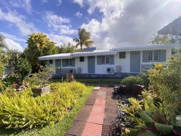 Maison à vendre 9 pièces de 200 m2 avec dépendances, Jardin et piscine - BRAS PANON (974)