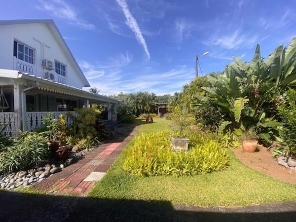 Maison à vendre 9 pièces de 200 m2 avec dépendances, Jardin et piscine - BRAS PANON (974)