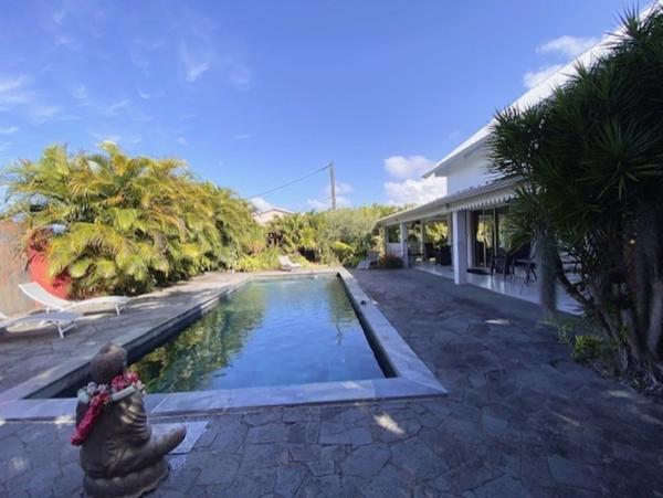 Maison à vendre 9 pièces de 200 m2 avec dépendances, Jardin et piscine - BRAS PANON (974)