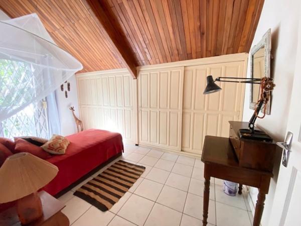 Maison à vendre 9 pièces de 200 m2 avec dépendances, Jardin et piscine - BRAS PANON (974)