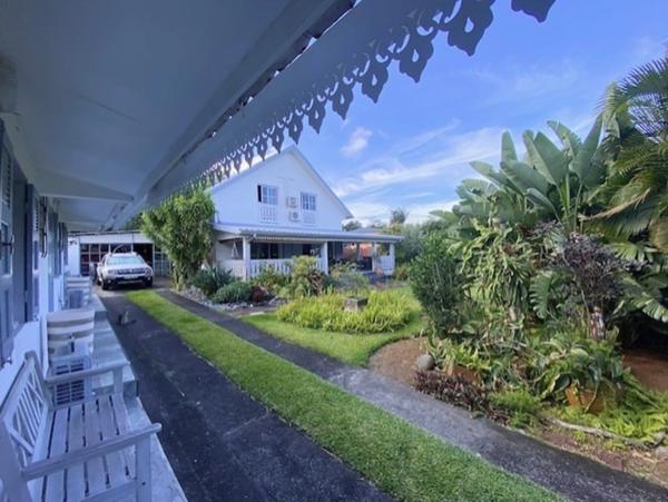 Maison à vendre 9 pièces de 200 m2 avec dépendances, Jardin et piscine - BRAS PANON (974)