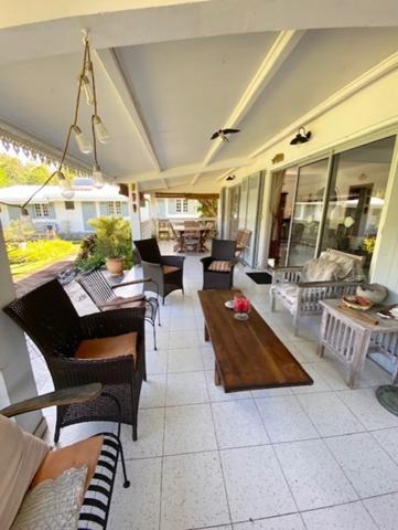 Maison à vendre 9 pièces de 200 m2 avec dépendances, Jardin et piscine - BRAS PANON (974)