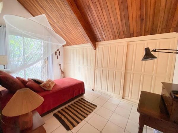 Maison à vendre 9 pièces de 200 m2 avec dépendances, Jardin et piscine - BRAS PANON (974)