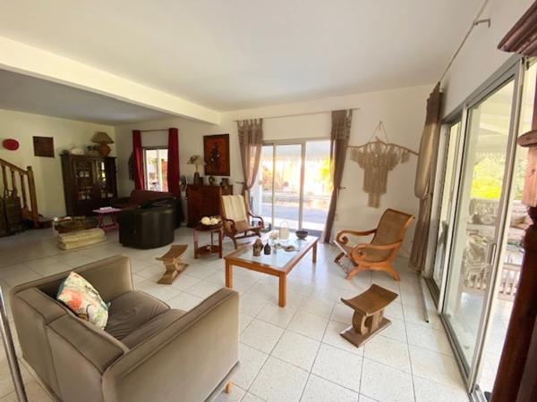 Maison à vendre 9 pièces de 200 m2 avec dépendances, Jardin et piscine - BRAS PANON (974)