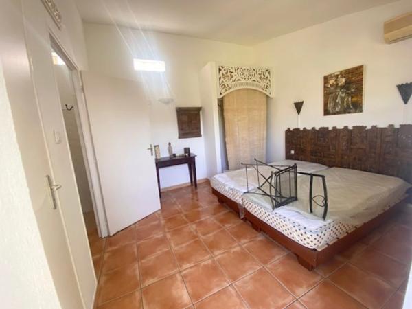 Maison à vendre 9 pièces de 200 m2 avec dépendances, Jardin et piscine - BRAS PANON (974)