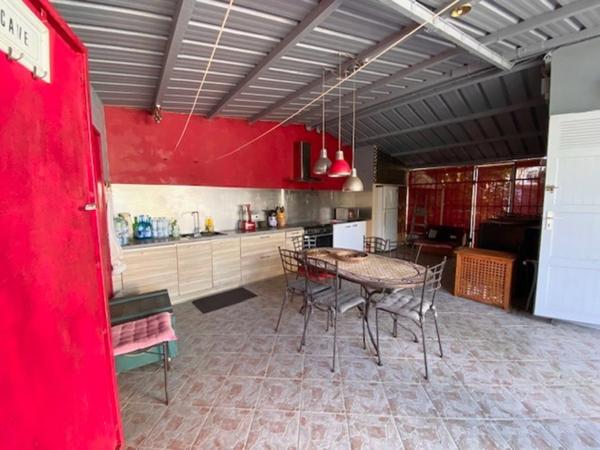 Maison à vendre 9 pièces de 200 m2 avec dépendances, Jardin et piscine - BRAS PANON (974)