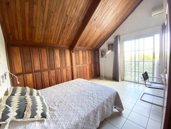 Maison à vendre 9 pièces de 200 m2 avec dépendances, Jardin et piscine - BRAS PANON (974)