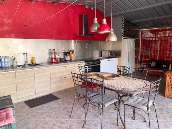 Maison à vendre 9 pièces de 200 m2 avec dépendances, Jardin et piscine - BRAS PANON (974)