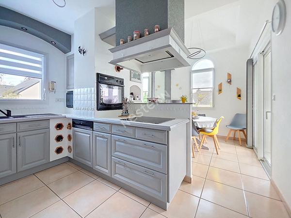 Maison à vendre à Ancenis-Saint-Géréon, quartier très recherché, 4 chambres, grand garage, terrain clos et paysagé