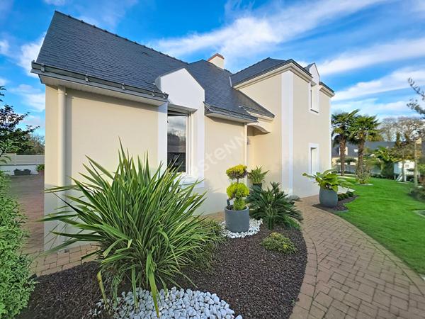 Maison à vendre à Ancenis-Saint-Géréon, quartier très recherché, 4 chambres, grand garage, terrain clos et paysagé