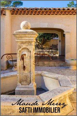 Propriété au charme Provençal - villa individuelle 160 m2 - 3 chambres dont une suite parentale de plain-pied + un bureau - dépendance de 12 m2 - piscine chauffée - double garage de 32 m2 et abri voiture - terrain de près de 2000 m2