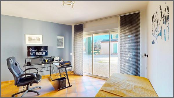 Propriété au charme Provençal - villa individuelle 160 m2 - 3 chambres dont une suite parentale de plain-pied + un bureau - dépendance de 12 m2 - piscine chauffée - double garage de 32 m2 et abri voiture - terrain de près de 2000 m2