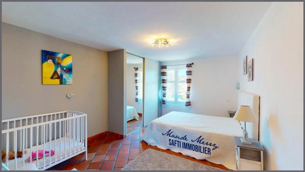 Propriété au charme Provençal - villa individuelle 160 m2 - 3 chambres dont une suite parentale de plain-pied + un bureau - dépendance de 12 m2 - piscine chauffée - double garage de 32 m2 et abri voiture - terrain de près de 2000 m2