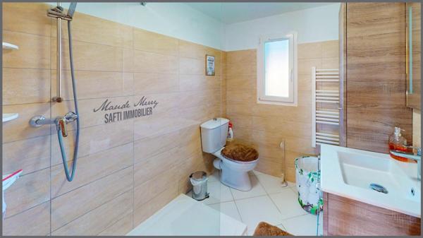 Propriété au charme Provençal - villa individuelle 160 m2 - 3 chambres dont une suite parentale de plain-pied + un bureau - dépendance de 12 m2 - piscine chauffée - double garage de 32 m2 et abri voiture - terrain de près de 2000 m2