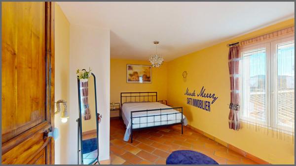 Propriété au charme Provençal - villa individuelle 160 m2 - 3 chambres dont une suite parentale de plain-pied + un bureau - dépendance de 12 m2 - piscine chauffée - double garage de 32 m2 et abri voiture - terrain de près de 2000 m2