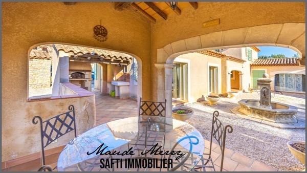 Propriété au charme Provençal - villa individuelle 160 m2 - 3 chambres dont une suite parentale de plain-pied + un bureau - dépendance de 12 m2 - piscine chauffée - double garage de 32 m2 et abri voiture - terrain de près de 2000 m2