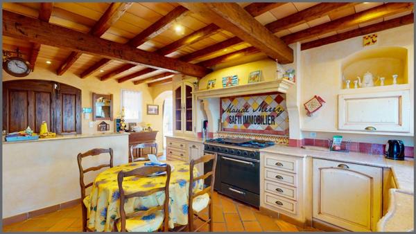 Propriété au charme Provençal - villa individuelle 160 m2 - 3 chambres dont une suite parentale de plain-pied + un bureau - dépendance de 12 m2 - piscine chauffée - double garage de 32 m2 et abri voiture - terrain de près de 2000 m2