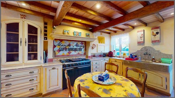 Propriété au charme Provençal - villa individuelle 160 m2 - 3 chambres dont une suite parentale de plain-pied + un bureau - dépendance de 12 m2 - piscine chauffée - double garage de 32 m2 et abri voiture - terrain de près de 2000 m2