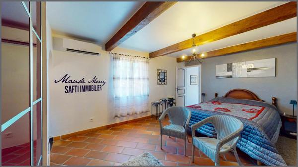 Propriété au charme Provençal - villa individuelle 160 m2 - 3 chambres dont une suite parentale de plain-pied + un bureau - dépendance de 12 m2 - piscine chauffée - double garage de 32 m2 et abri voiture - terrain de près de 2000 m2