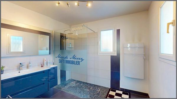 Propriété au charme Provençal - villa individuelle 160 m2 - 3 chambres dont une suite parentale de plain-pied + un bureau - dépendance de 12 m2 - piscine chauffée - double garage de 32 m2 et abri voiture - terrain de près de 2000 m2