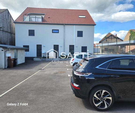 Appartement récent d'une superficie de 98 m², accompagné de deux places de stationnement.