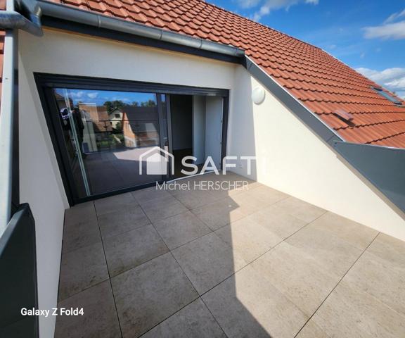 Appartement récent d'une superficie de 98 m², accompagné de deux places de stationnement.