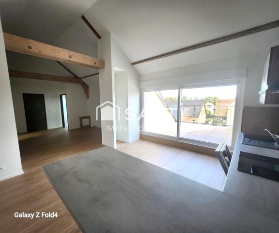 Appartement récent d'une superficie de 98 m², accompagné de deux places de stationnement.