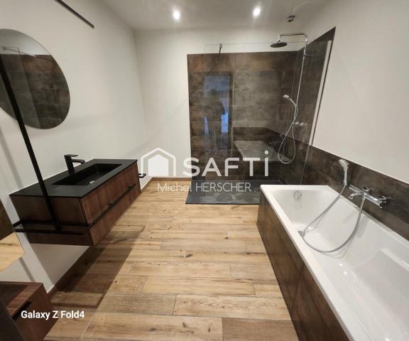 Appartement récent d'une superficie de 98 m², accompagné de deux places de stationnement.