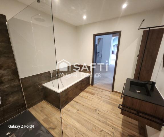 Appartement récent d'une superficie de 98 m², accompagné de deux places de stationnement.