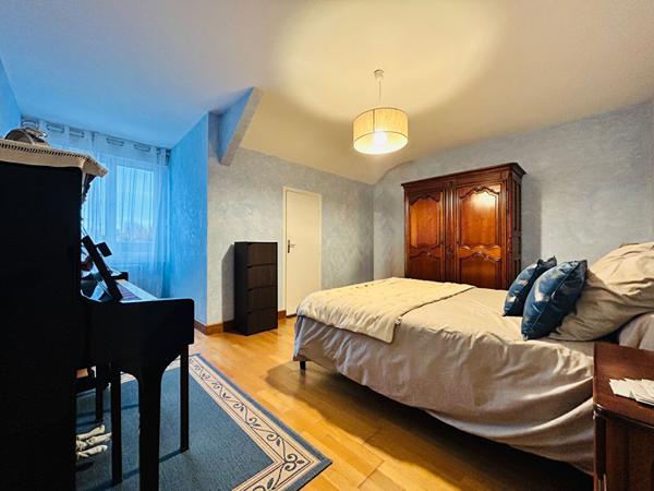 Elégante maison avec local commercial  indépendant -Sargé lès Le Mans- 6 pièce(s) 158 m2