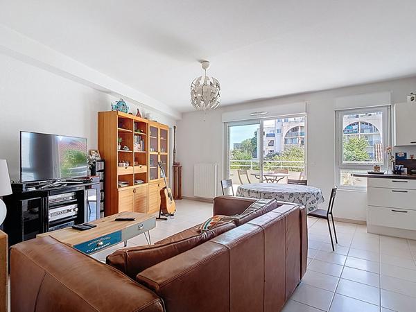 PAU - résidence de 2014- appartement 77m² - terrasse de 42 m²- 3 chambres, 1 garage- 2 places de parking