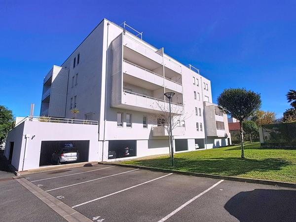 PAU - résidence de 2014- appartement 77m² - terrasse de 42 m²- 3 chambres, 1 garage- 2 places de parking