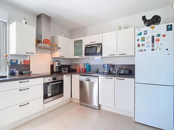 PAU - résidence de 2014- appartement 77m² - terrasse de 42 m²- 3 chambres, 1 garage- 2 places de parking