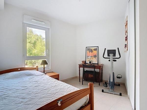 PAU - résidence de 2014- appartement 77m² - terrasse de 42 m²- 3 chambres, 1 garage- 2 places de parking