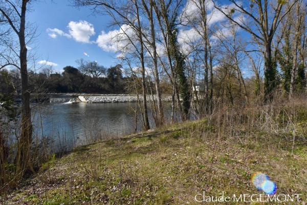 LOCAL ATELIER AVEC BUREAUX PROCHE LAVAUR