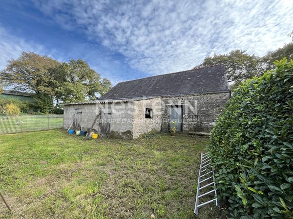 Longère à rénover, Elven, potentiel de 110 m² au sol sur 2500 m² de terrain.