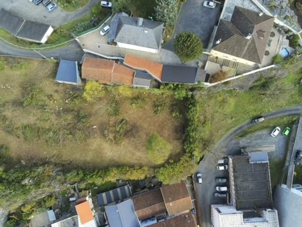 Grand terrain en position dominante