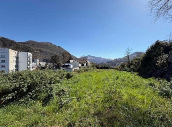 Grand terrain en position dominante