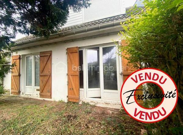 VENDU - ST LAURENT
EST ARRAGEOIS / PROCHE A1

Vous êtes à la recherche d'une maison à personnaliser ? 

Venez découvrir cette maison de résidence avec 1 seule mitoyenneté !
Vous apprécierez son accès sur 2 rues - son garage - son parking extérieur 2 Voitures
Celle ci vous propose un agencement classique avec 3 chambres et sous sol complet

ses plus : Double vitrage + volet roulant - électricité (Tableau aux normes)

Proche des accès autoroutes - commerces - écoles et bus

Pour toutes visites : Sébastien AELBRECHT 06x50x08x81x70