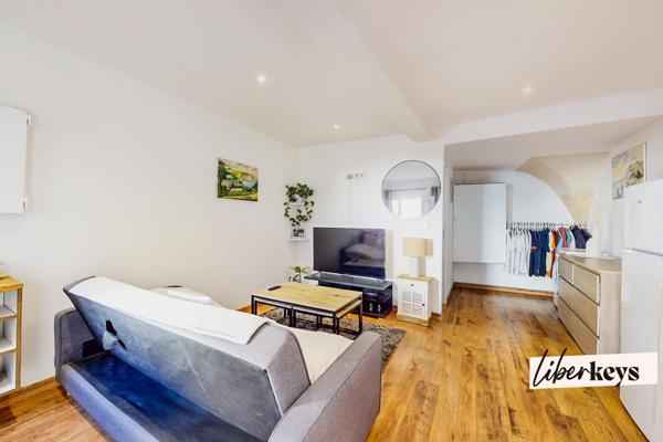 Maison de village avec studio indépendant et stationnement